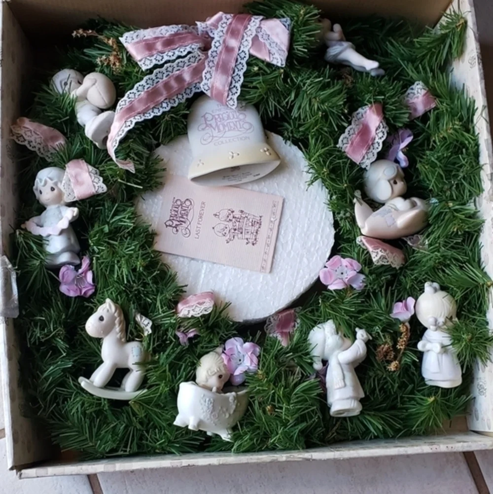 Precious Moments Wreath 9 Porcelain Ornaments‎